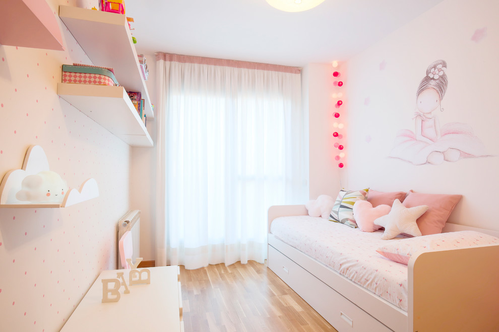 Imagen de dormitorio infantil de 4 a 10 años romántico de tamaño medio