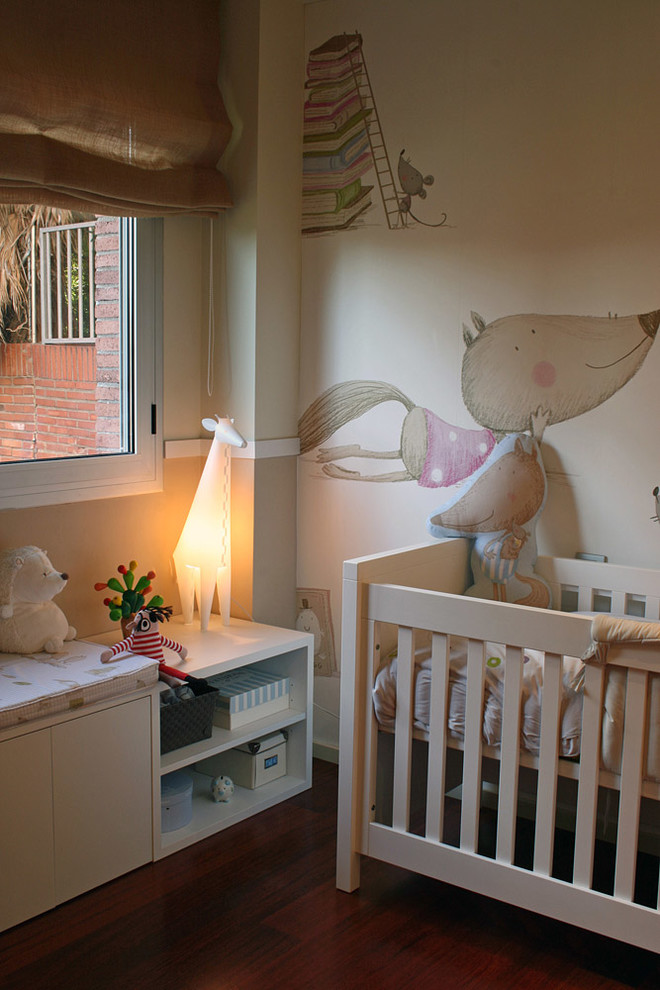 Foto på ett mellanstort nordiskt barnrum kombinerat med sovrum, med beige väggar och mellanmörkt trägolv