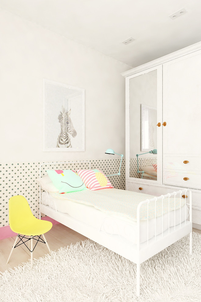Modelo de dormitorio infantil de 4 a 10 años nórdico pequeño con paredes blancas y suelo de madera clara