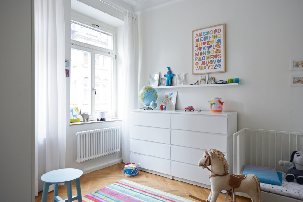 Diseño de dormitorio infantil de 4 a 10 años contemporáneo de tamaño medio con paredes blancas, suelo de madera clara y suelo beige