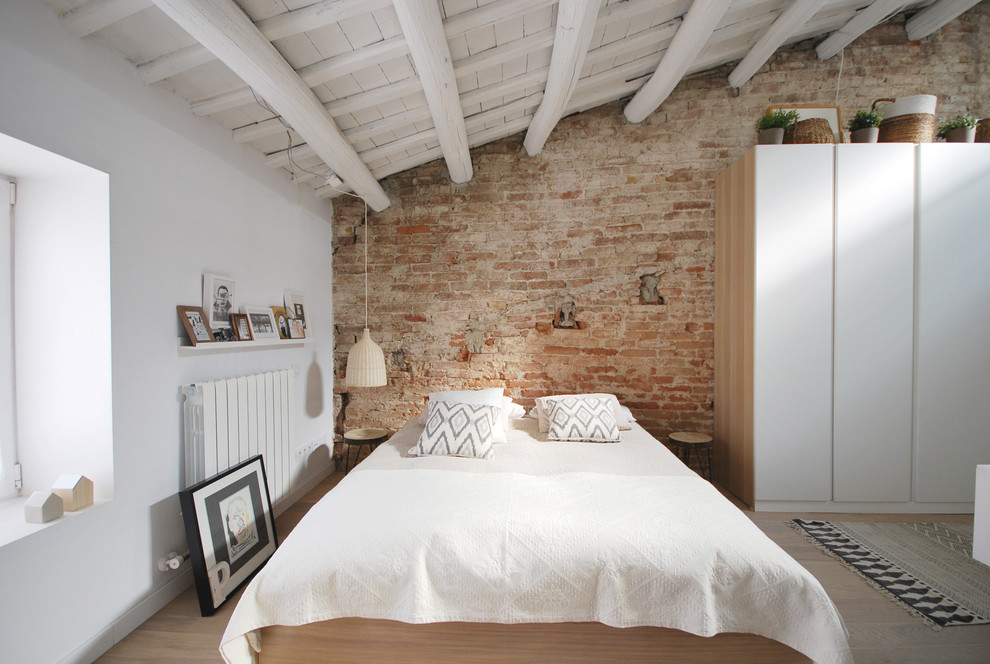 Modelo de dormitorio mediterráneo con paredes blancas y suelo de madera clara