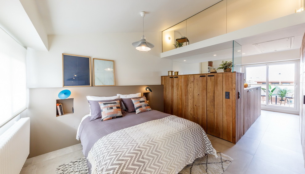 Стильный дизайн: хозяйская спальня среднего размера в морском стиле с белыми стенами и серым полом без камина - последний тренд