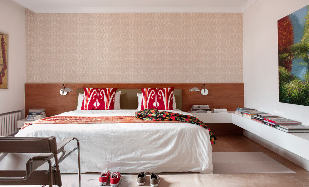 Ejemplo de dormitorio ecléctico sin chimenea con paredes beige y suelo de madera clara