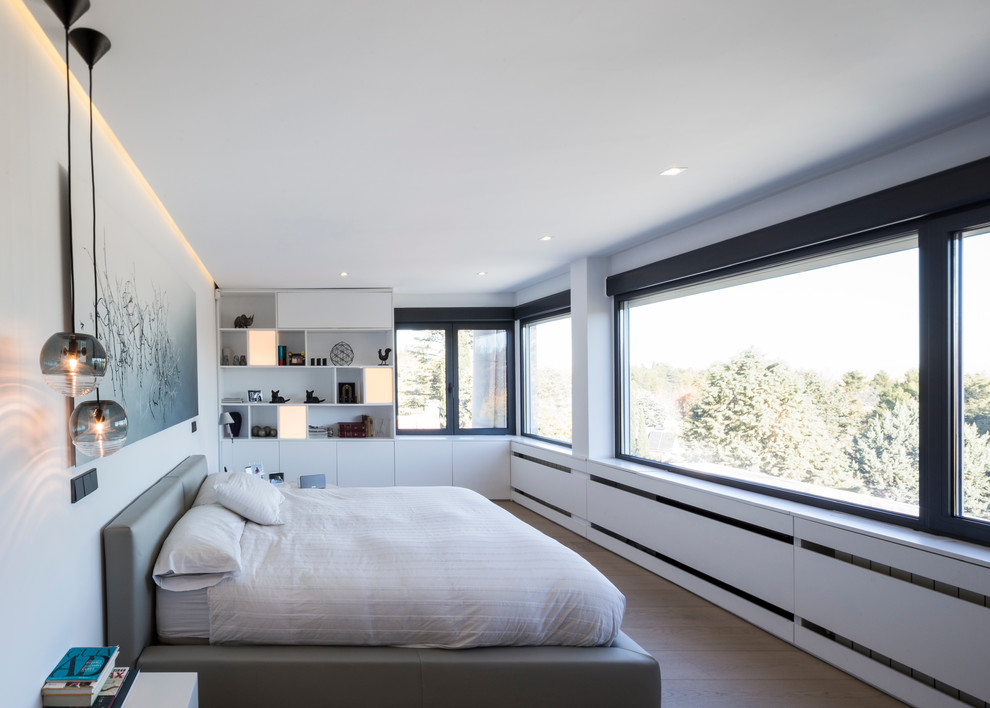Идея дизайна: большая хозяйская спальня в стиле модернизм с белыми стенами и паркетным полом среднего тона без камина