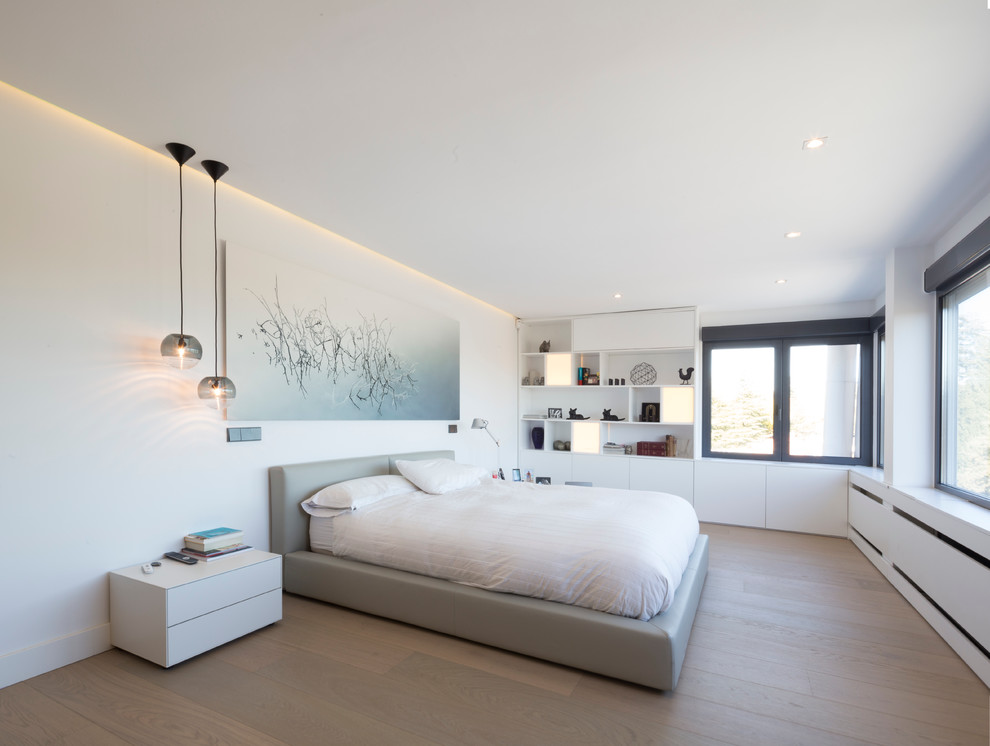 Стильный дизайн: большая хозяйская спальня в стиле модернизм с белыми стенами и паркетным полом среднего тона без камина - последний тренд