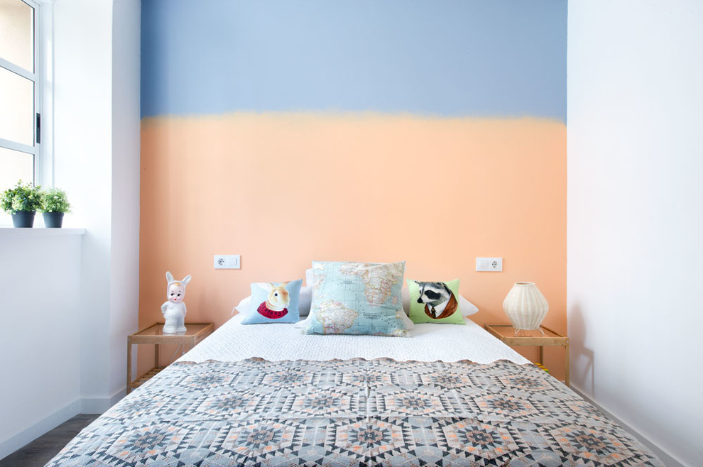 マドリードにある小さなトランジショナルスタイルのおしゃれな客用寝室 (マルチカラーの壁、暖炉なし) のインテリア