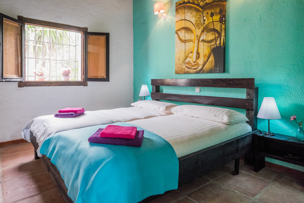 マラガにある中くらいな地中海スタイルのおしゃれな客用寝室 (テラコッタタイルの床、緑の壁、暖炉なし) のレイアウト