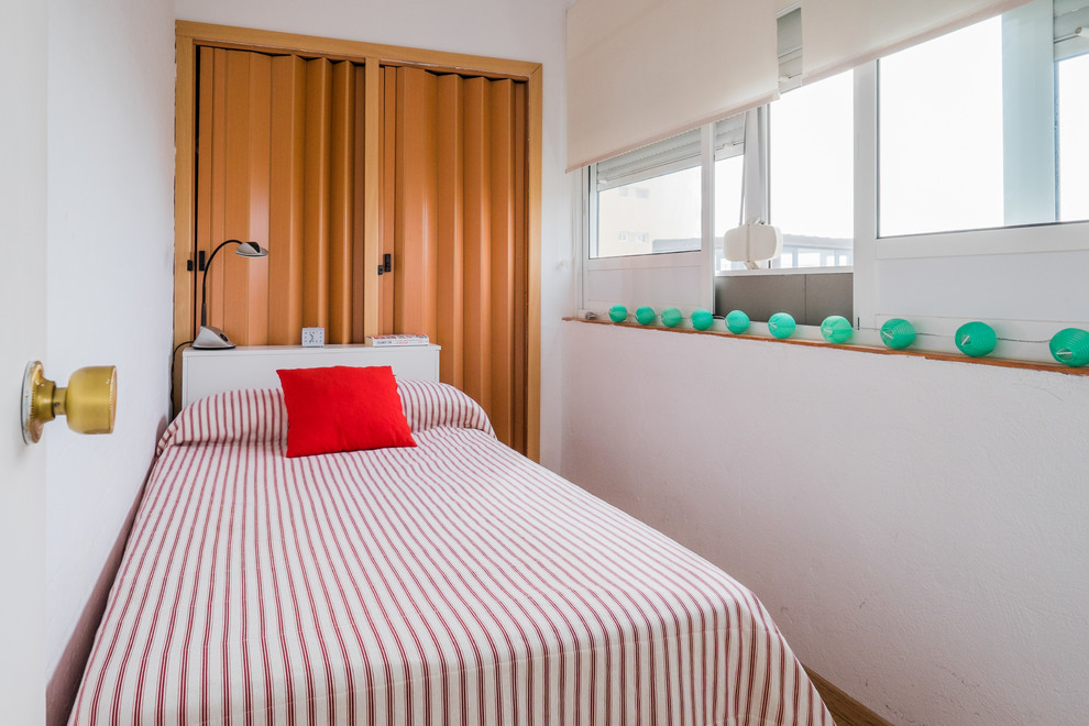 Diseño de habitación de invitados mediterránea pequeña sin chimenea con paredes blancas