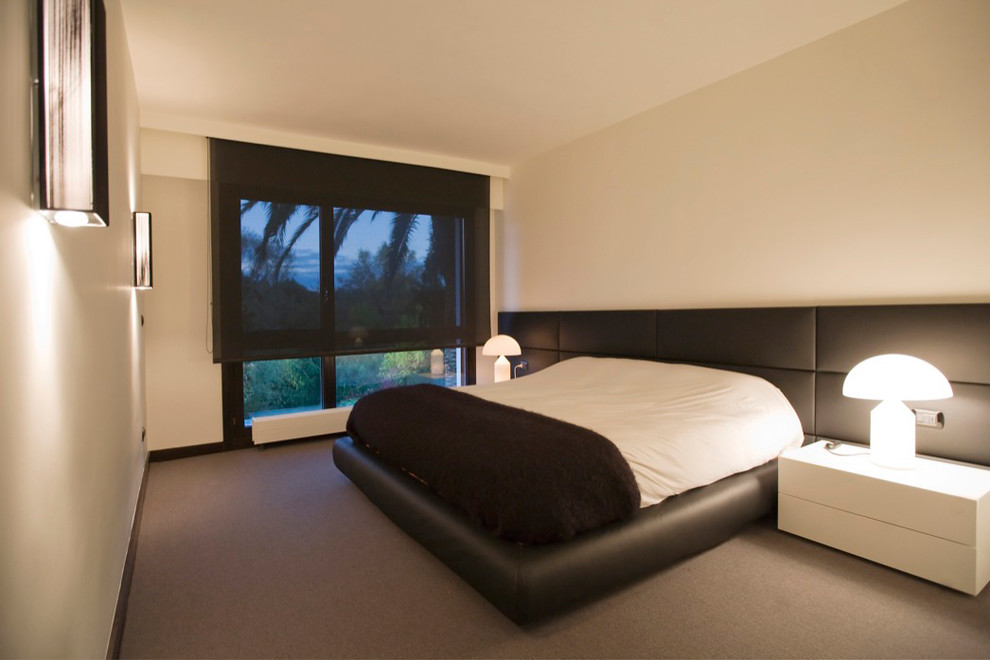 Modelo de dormitorio principal actual con paredes grises y moqueta