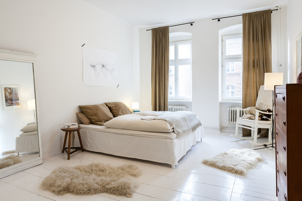 Imagen de dormitorio tradicional renovado con paredes blancas, suelo de madera pintada y suelo blanco