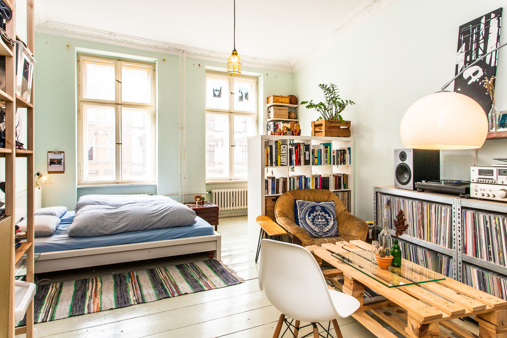 Idee per una camera da letto eclettica con pareti verdi, pavimento in legno verniciato e pavimento bianco