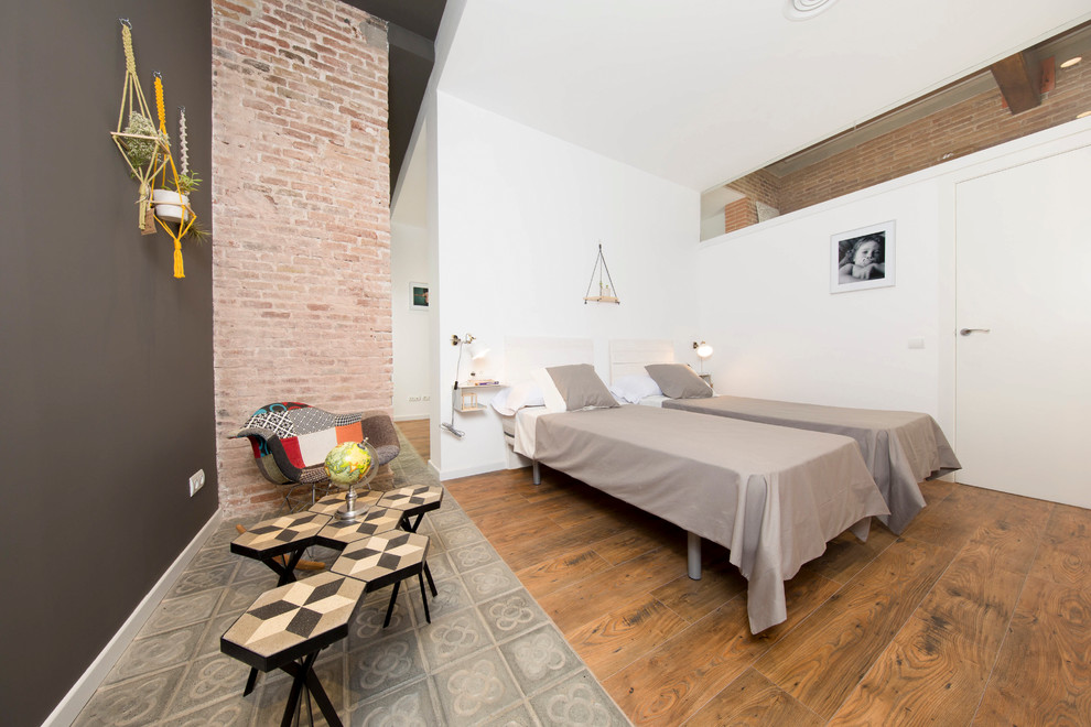 На фото: гостевая спальня среднего размера, (комната для гостей) в стиле лофт с белыми стенами и паркетным полом среднего тона без камина с