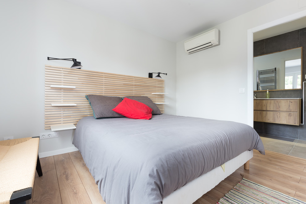 Ispirazione per una camera da letto contemporanea di medie dimensioni con pareti grigie, parquet chiaro e pavimento beige