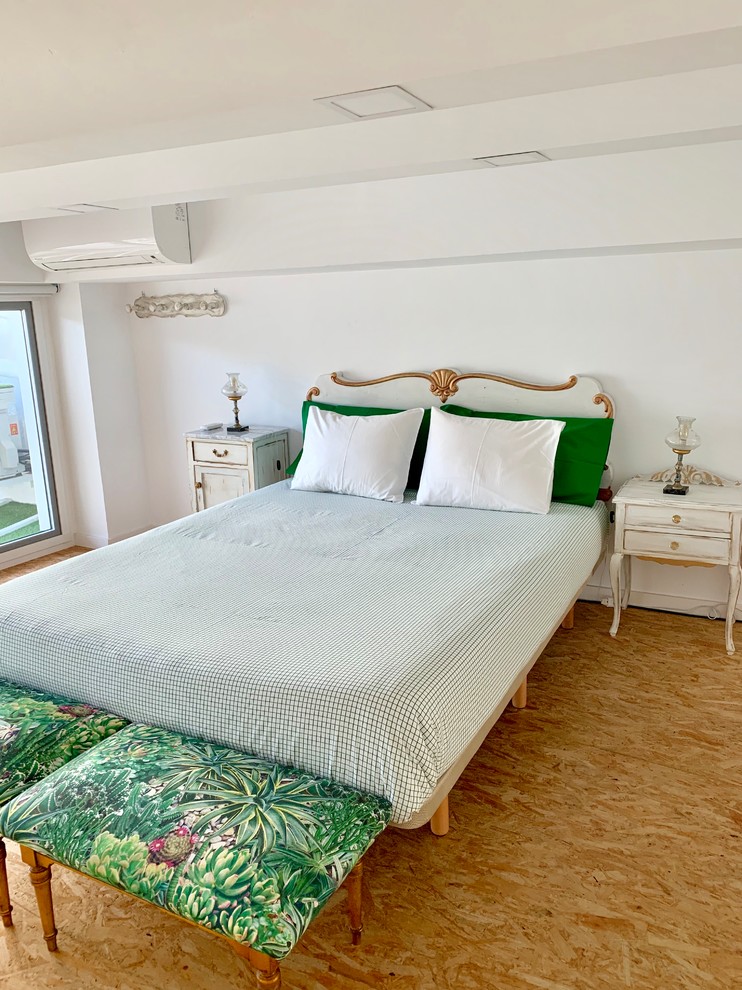 Foto de dormitorio tipo loft clásico renovado de tamaño medio sin chimenea con paredes blancas, suelo de madera clara y suelo marrón