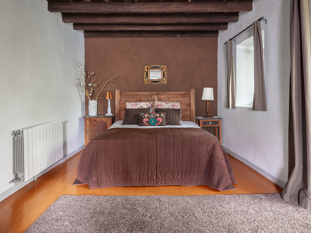 Источник вдохновения для домашнего уюта: огромная хозяйская спальня в стиле фьюжн с белыми стенами, деревянным полом и оранжевым полом без камина