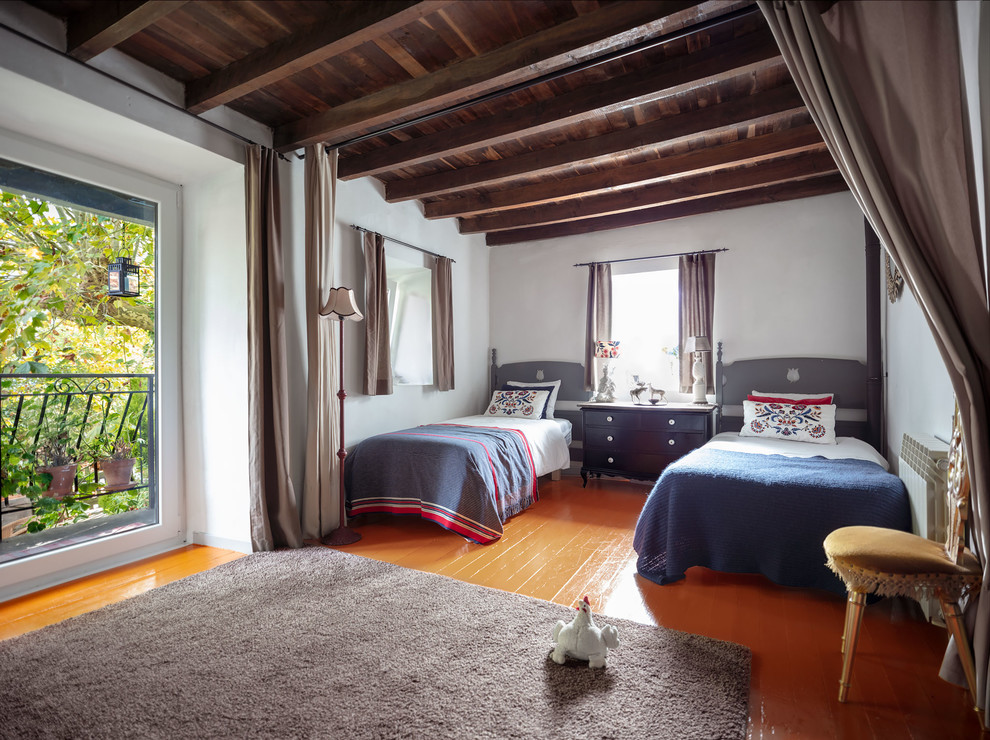 Стильный дизайн: огромная хозяйская спальня в стиле фьюжн с белыми стенами, паркетным полом среднего тона и оранжевым полом без камина - последний тренд