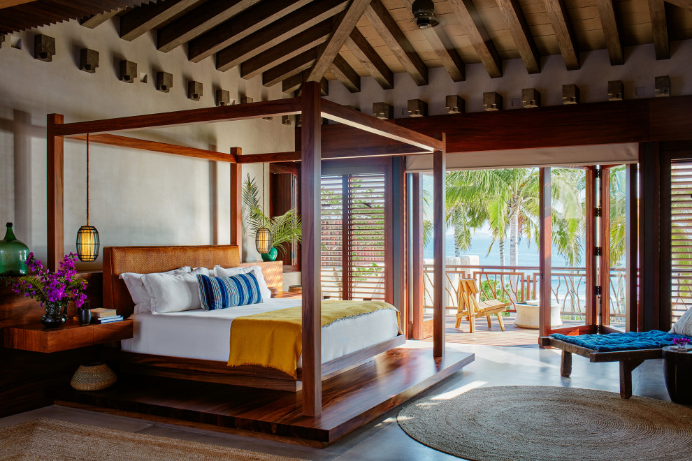 Foto de dormitorio abovedado tropical con paredes beige, suelo de madera en tonos medios, suelo marrón, vigas vistas y madera