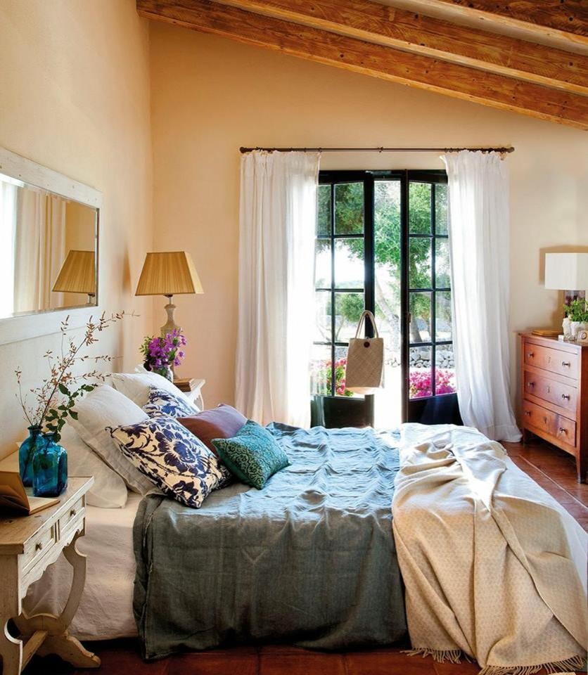 Ejemplo de dormitorio principal rústico de tamaño medio sin chimenea con paredes beige
