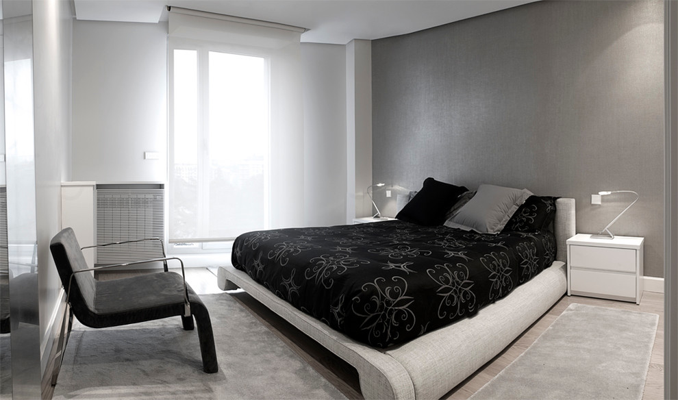 Mittelgroßes Modernes Hauptschlafzimmer ohne Kamin mit grauer Wandfarbe und hellem Holzboden in Sonstige