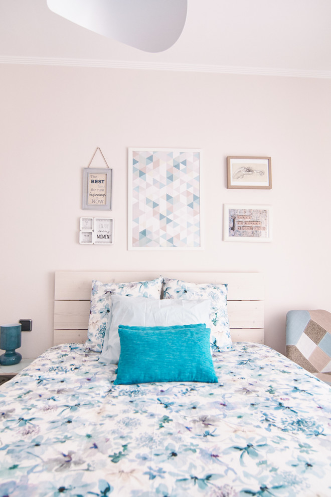 Imagen de dormitorio principal mediterráneo de tamaño medio sin chimenea con paredes blancas y suelo de madera en tonos medios
