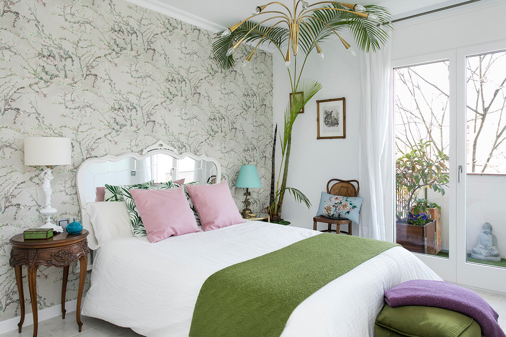Стильный дизайн: хозяйская спальня среднего размера в морском стиле с разноцветными стенами без камина - последний тренд