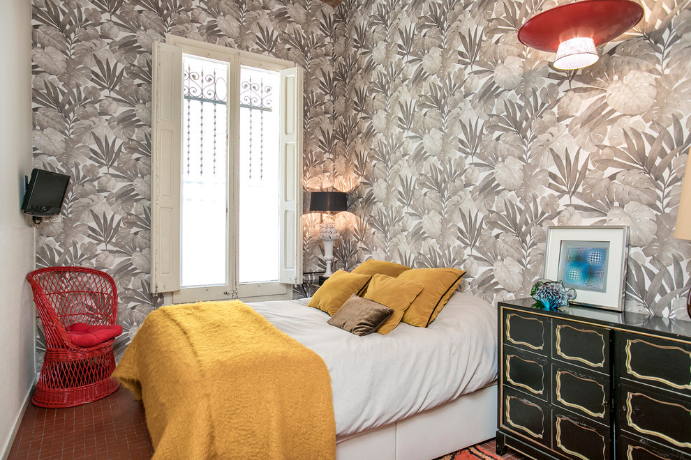 Ejemplo de dormitorio principal ecléctico de tamaño medio sin chimenea con paredes grises, suelo rojo y suelo de baldosas de terracota