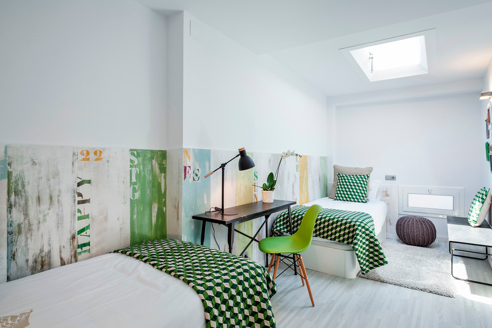 Idée de décoration pour une chambre d'amis design de taille moyenne avec un mur blanc, parquet clair et aucune cheminée.