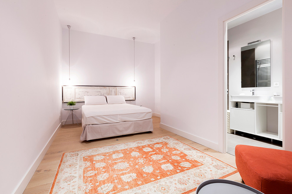 マドリードにある中くらいなコンテンポラリースタイルのおしゃれな主寝室 (白い壁、淡色無垢フローリング、暖炉なし)