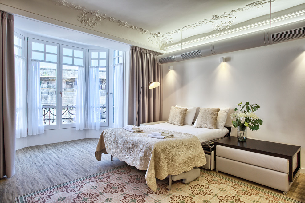 Imagen de dormitorio principal clásico renovado grande con paredes blancas, suelo de madera oscura y suelo marrón