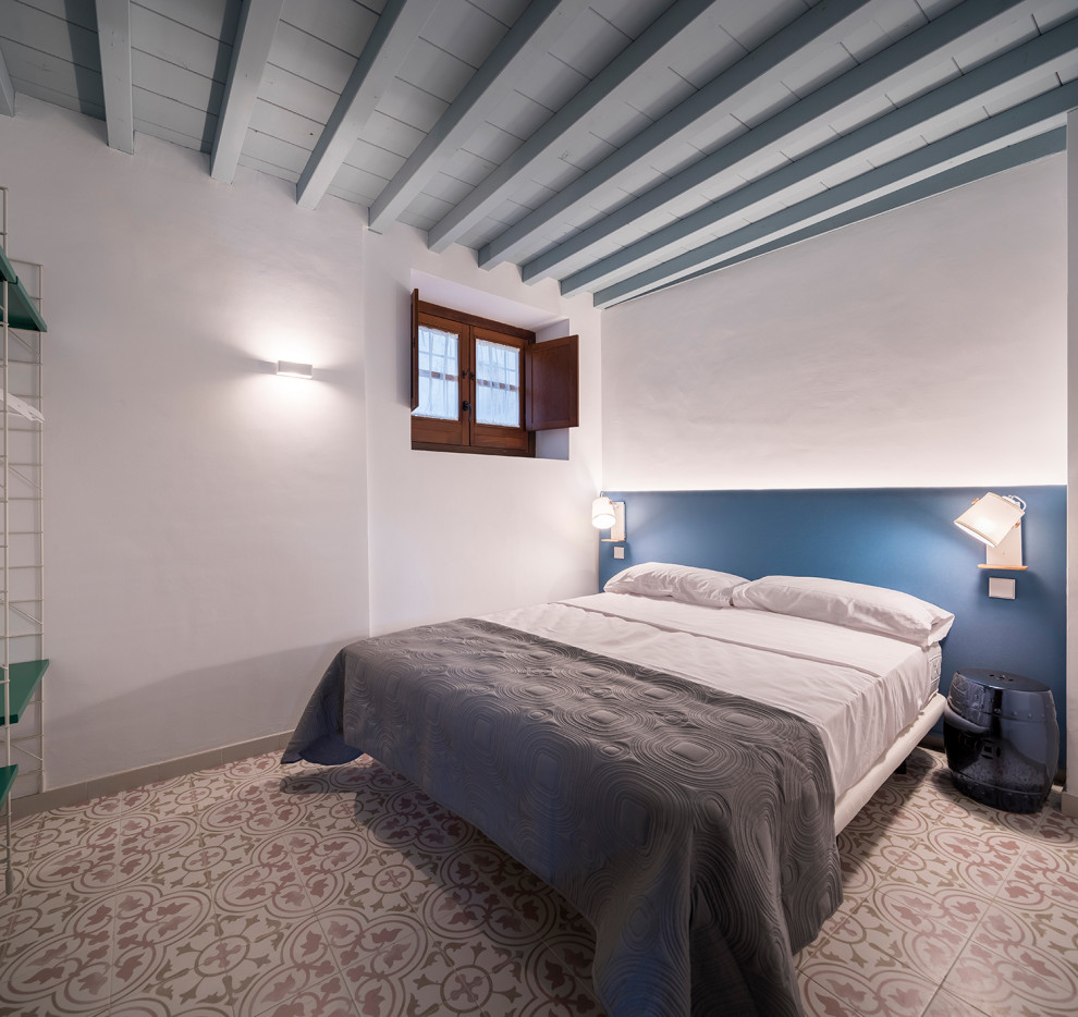 Idéer för att renovera ett mellanstort funkis sovrum, med vita väggar, klinkergolv i keramik och flerfärgat golv