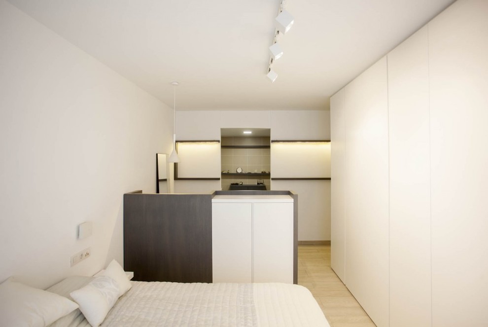 Esempio di una camera da letto contemporanea di medie dimensioni con pareti bianche