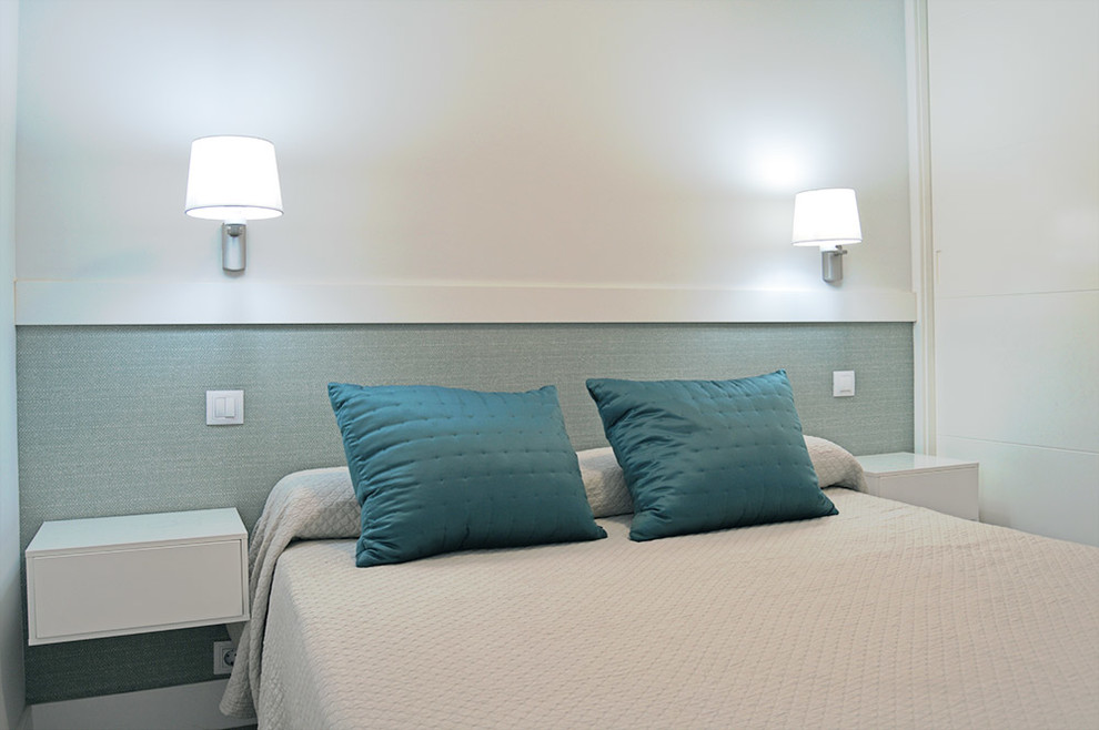 Imagen de dormitorio principal moderno pequeño con paredes blancas, suelo laminado y suelo gris