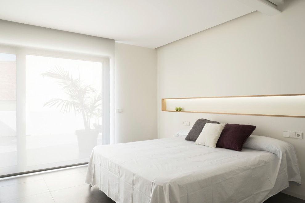 Идея дизайна: спальня в стиле модернизм с белыми стенами и серым полом