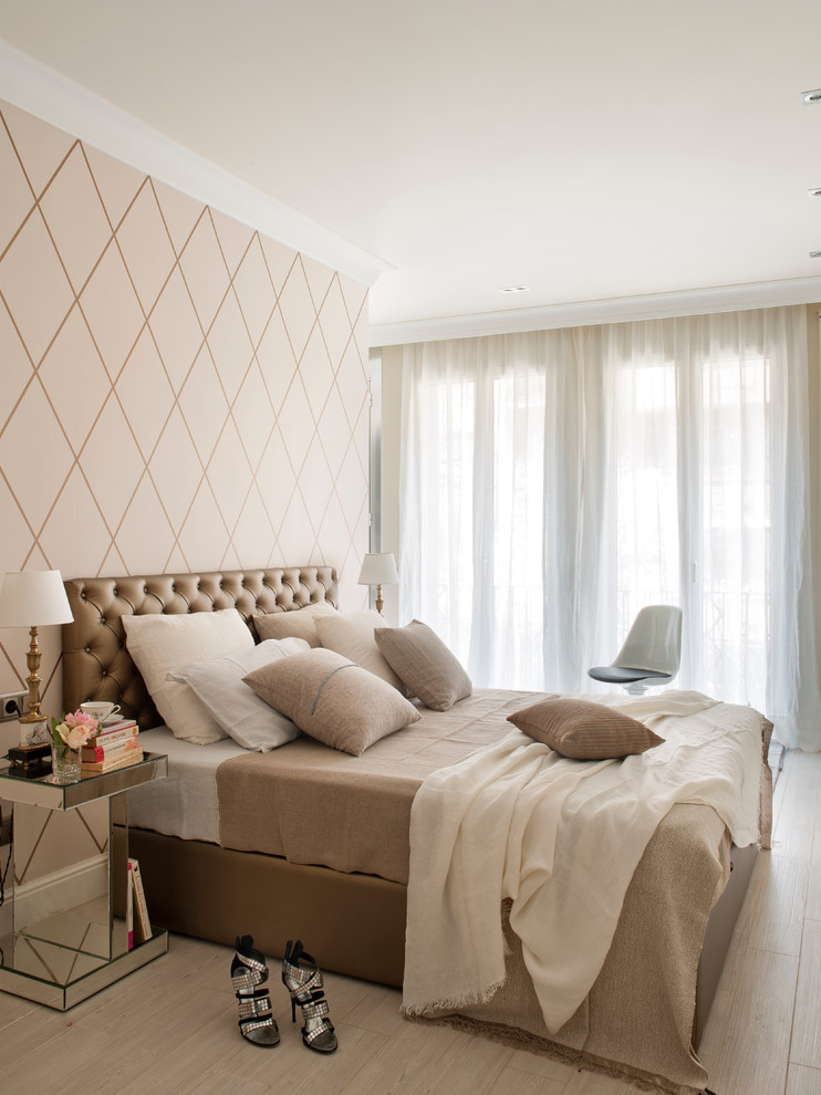Großes Klassisches Hauptschlafzimmer ohne Kamin mit beiger Wandfarbe in Barcelona