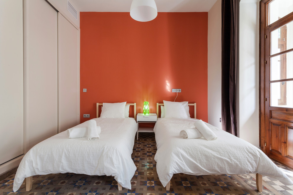 На фото: гостевая спальня (комната для гостей), среднего размера в современном стиле с оранжевыми стенами и полом из керамической плитки без камина