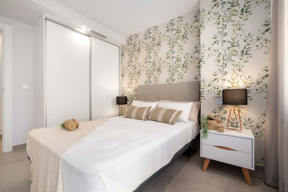 На фото: гостевая спальня (комната для гостей) в современном стиле с серыми стенами и серым полом без камина с