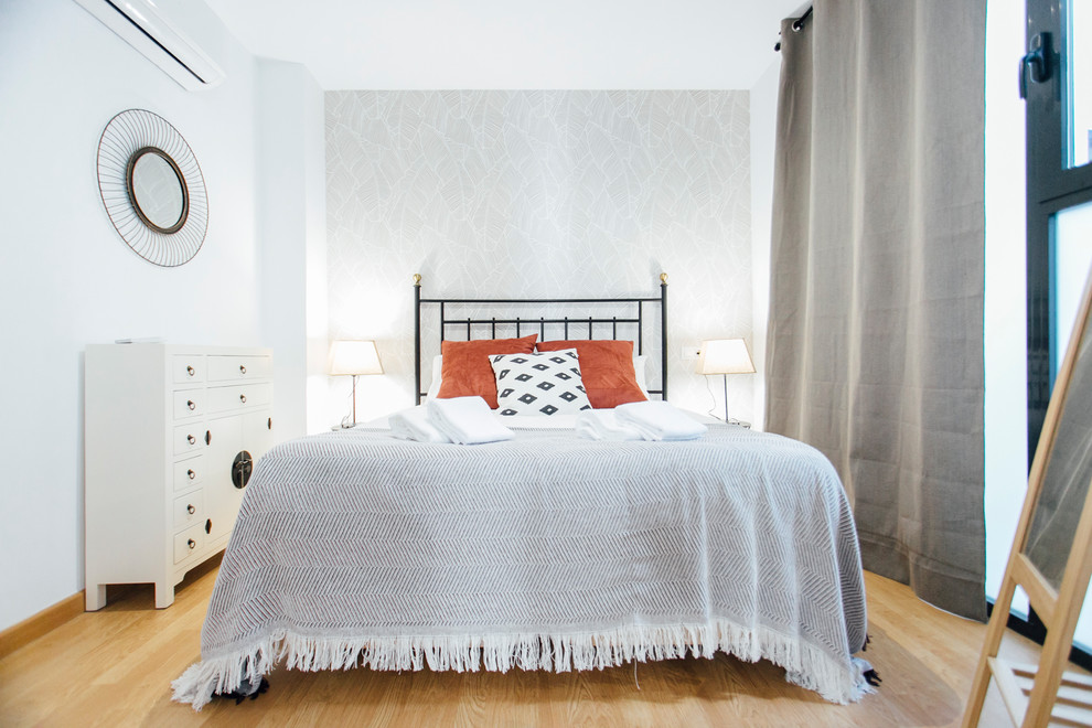 Стильный дизайн: спальня среднего размера в стиле неоклассика (современная классика) с белыми стенами, паркетным полом среднего тона и коричневым полом без камина - последний тренд