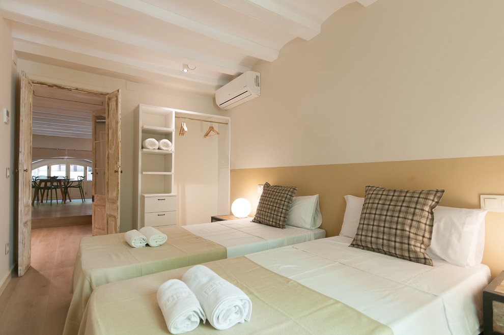 Пример оригинального дизайна: гостевая спальня среднего размера, (комната для гостей) в скандинавском стиле с бежевыми стенами и светлым паркетным полом без камина
