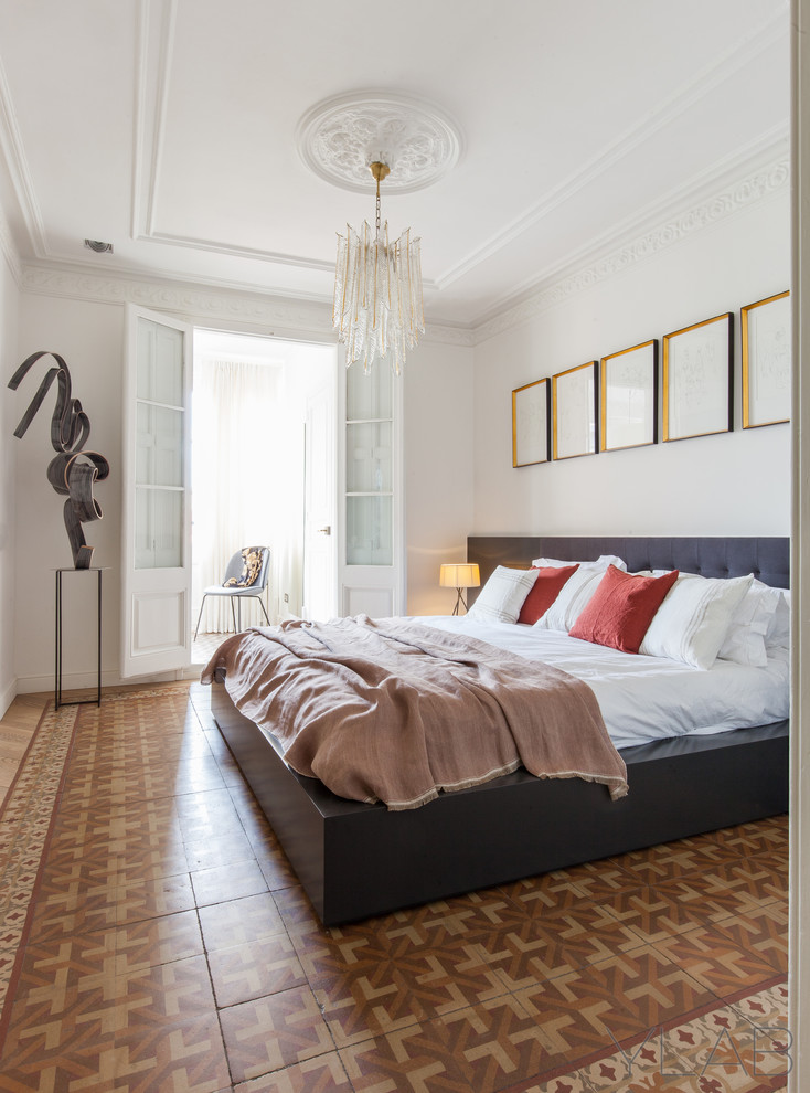 Diseño de dormitorio principal contemporáneo grande sin chimenea con paredes blancas, suelo de baldosas de cerámica y suelo multicolor