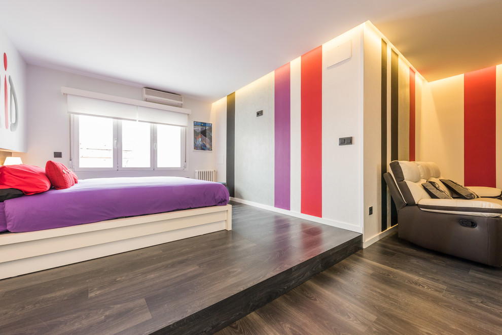 Modelo de dormitorio principal contemporáneo de tamaño medio sin chimenea con paredes multicolor y suelo de madera pintada