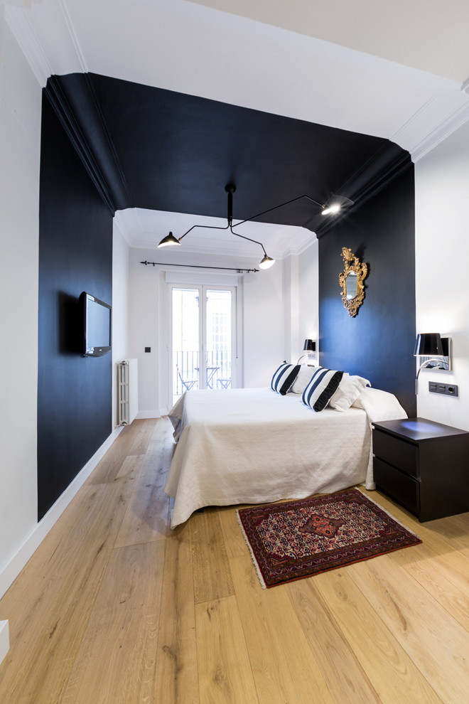 Großes Modernes Hauptschlafzimmer ohne Kamin mit schwarzer Wandfarbe und hellem Holzboden in Alicante-Costa Blanca