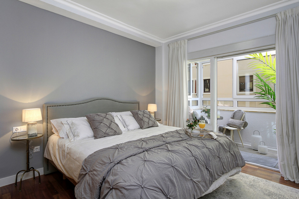 На фото: хозяйская спальня среднего размера в стиле неоклассика (современная классика) с синими стенами, паркетным полом среднего тона и коричневым полом