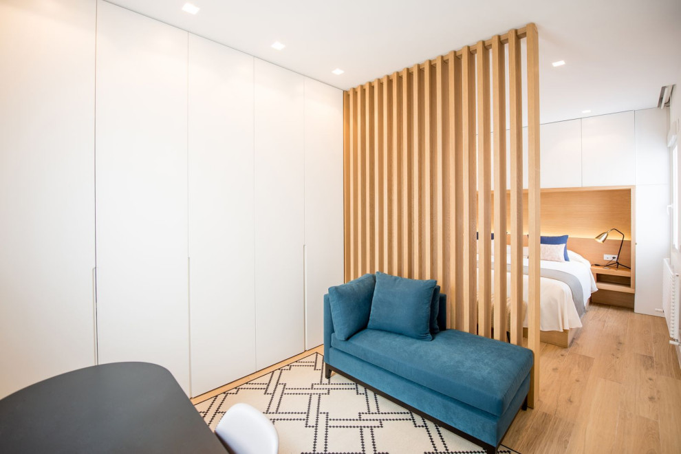 На фото: спальня среднего размера на антресоли в стиле модернизм с белыми стенами и полом из керамической плитки