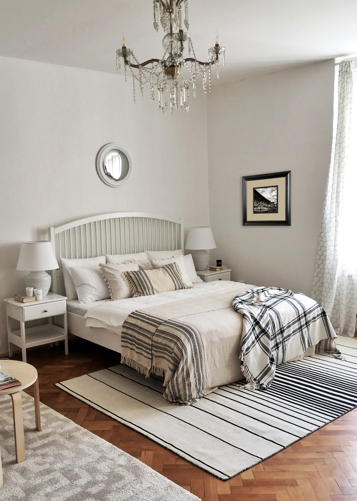 Inspiration för mellanstora minimalistiska sovloft, med vita väggar, mellanmörkt trägolv och brunt golv