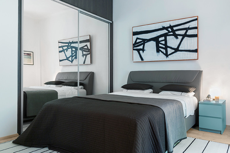 Diseño de dormitorio tipo loft contemporáneo de tamaño medio con paredes blancas, suelo laminado y suelo gris