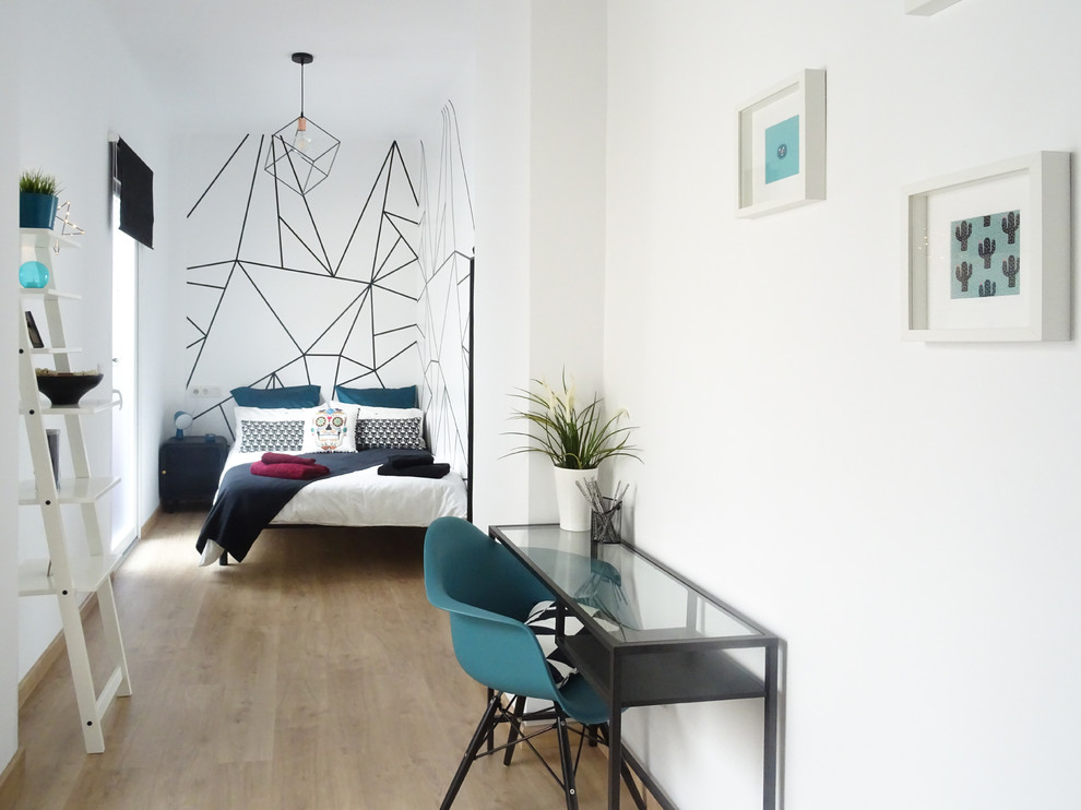 Foto de dormitorio principal escandinavo de tamaño medio con paredes blancas y suelo de madera en tonos medios