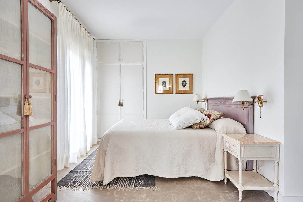 マドリードにある中くらいなシャビーシック調のおしゃれな主寝室 (白い壁、コンクリートの床、暖炉なし) のインテリア