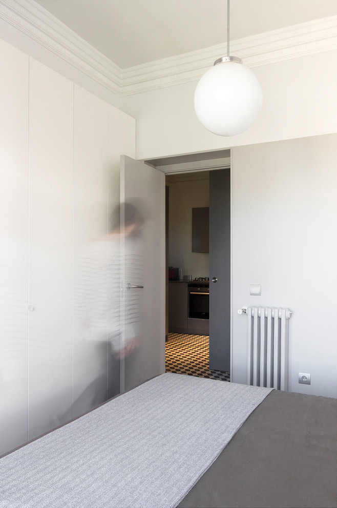 Diseño de dormitorio principal escandinavo grande con paredes blancas y suelo de madera clara