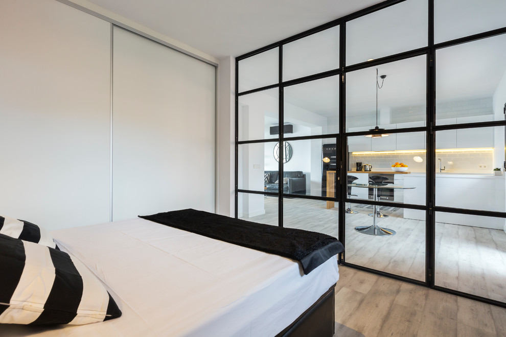 Источник вдохновения для домашнего уюта: хозяйская спальня среднего размера в стиле модернизм с белыми стенами без камина
