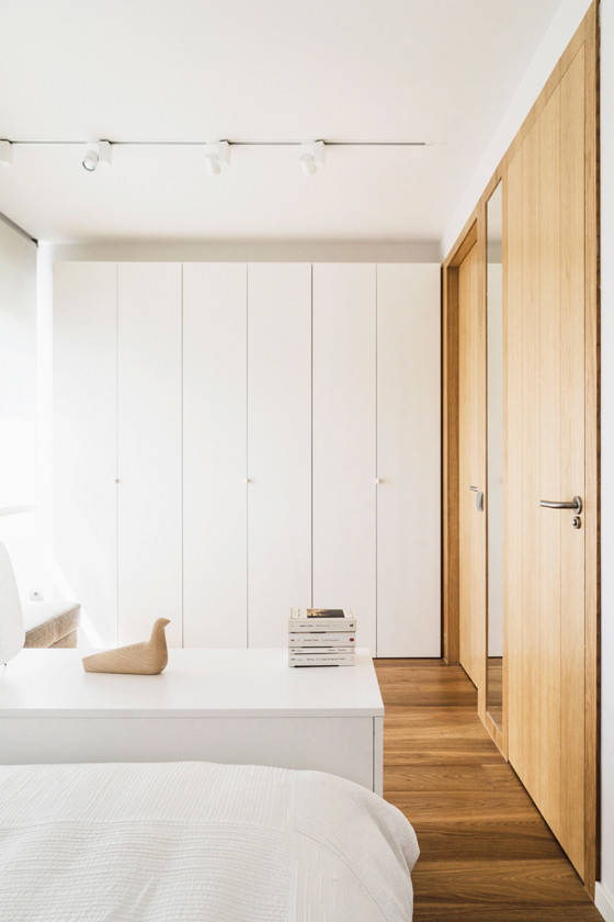 Bedroom - small scandinavian master light wood floor bedroom idea in Madrid with white walls and no fireplace